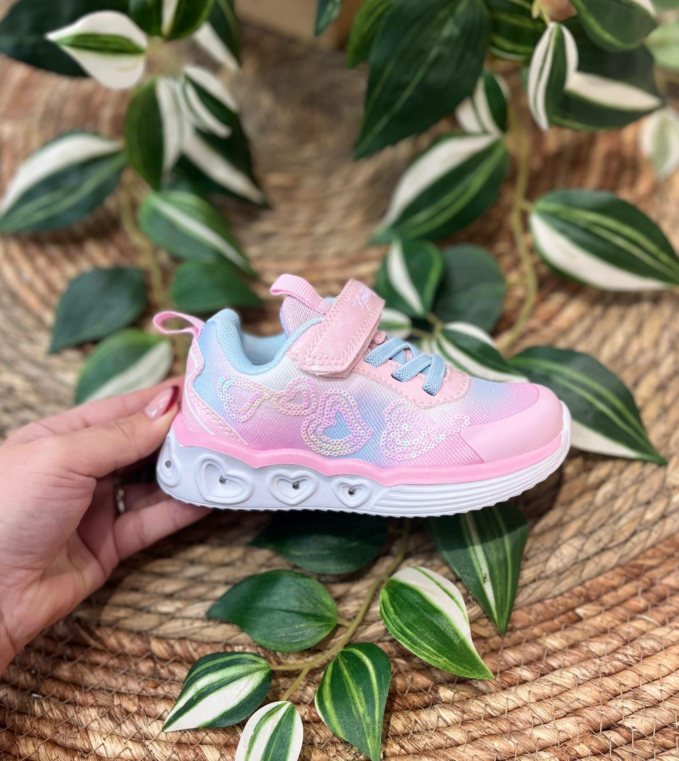 Deportiva de niña rosa con corazones y luces- BRUNA