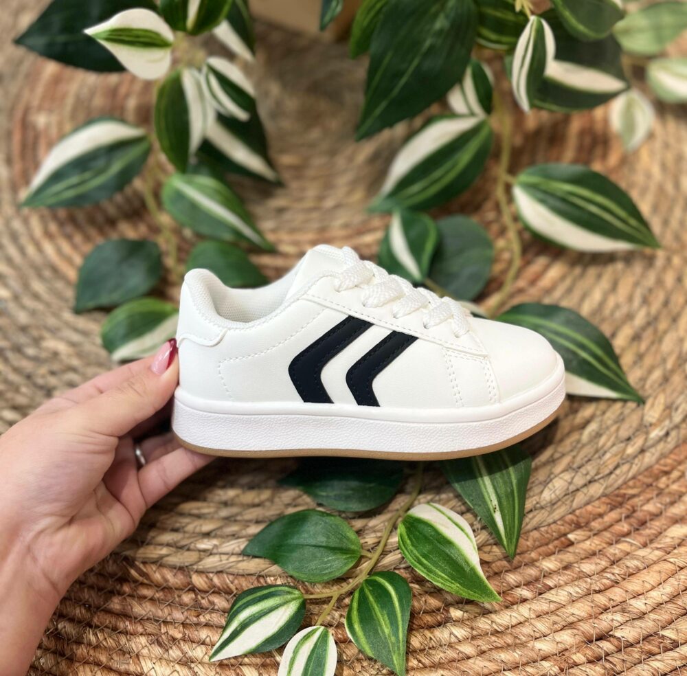 Deportiva unisex blanca con rayas laterales negras y cordones- ALEX
