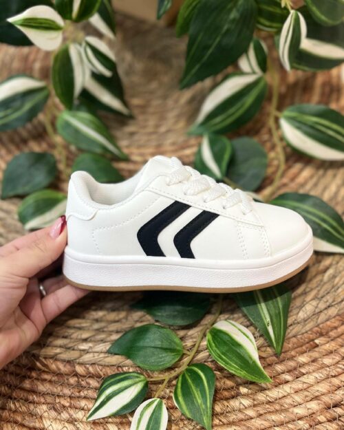 Deportiva unisex blanca con rayas laterales negras y cordones- ALEX