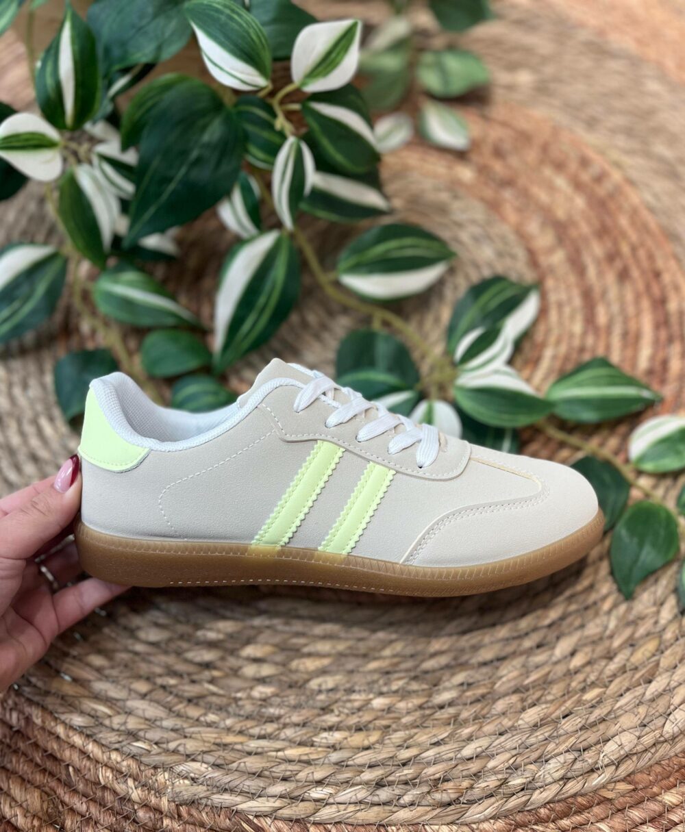 Deportiva de mujer beige con rayas laterales amarilla fluorescente y suela de tocino- IRIS