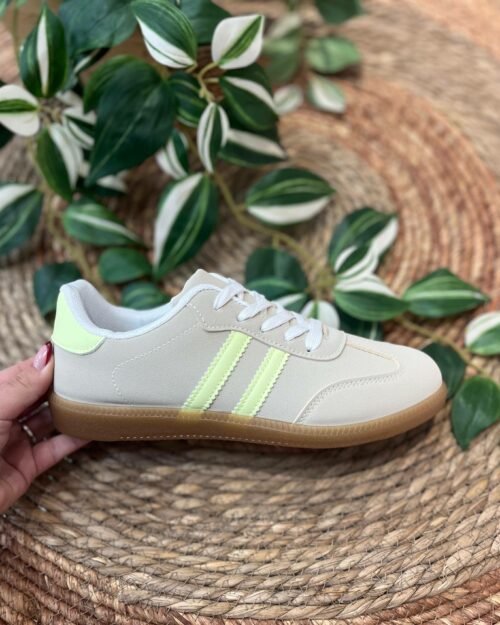Deportiva de mujer beige con rayas laterales amarilla fluorescente y suela de tocino- IRIS