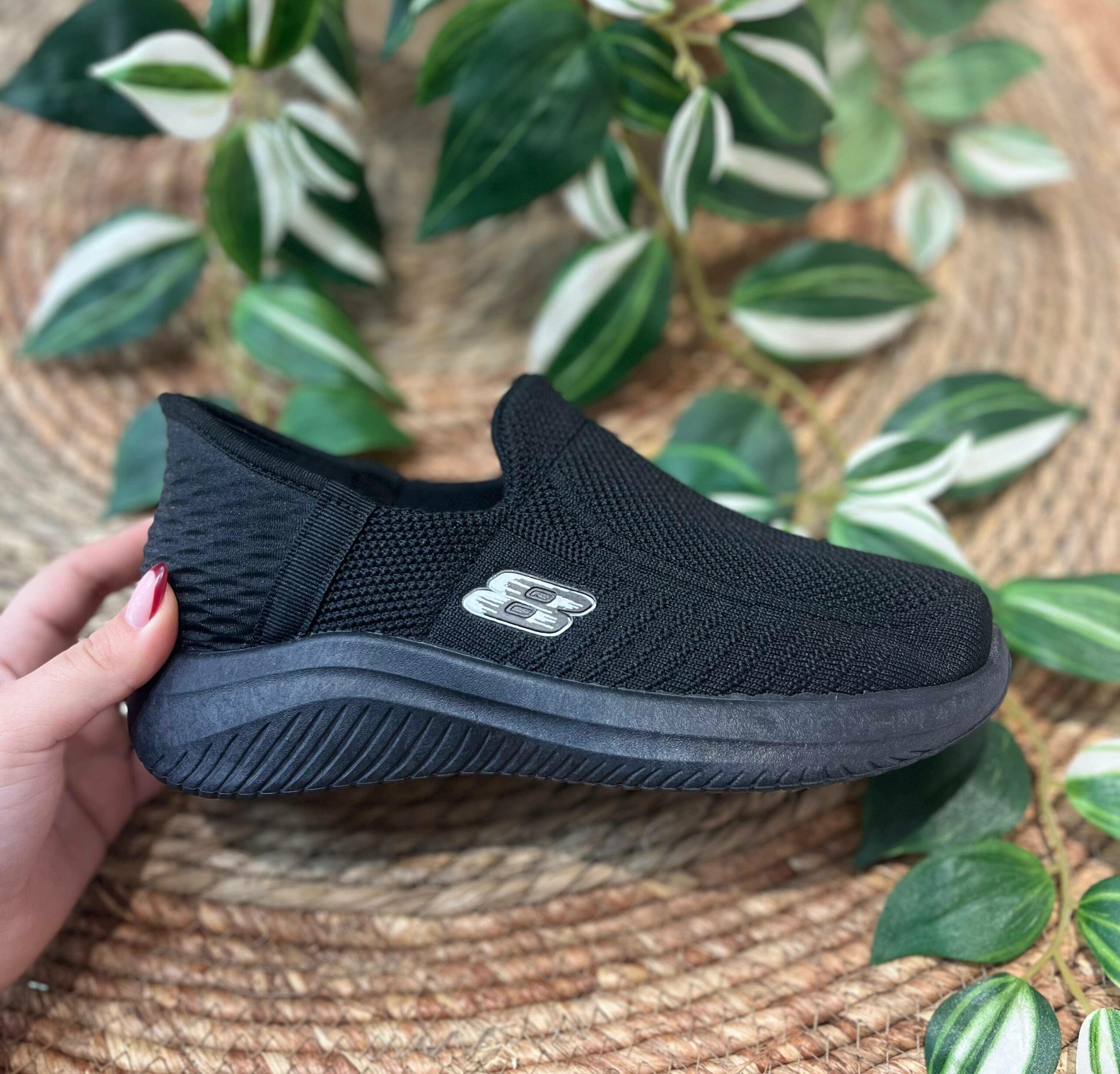 Deportiva calcetín de mujer negra con logo lateral- ZINNIA