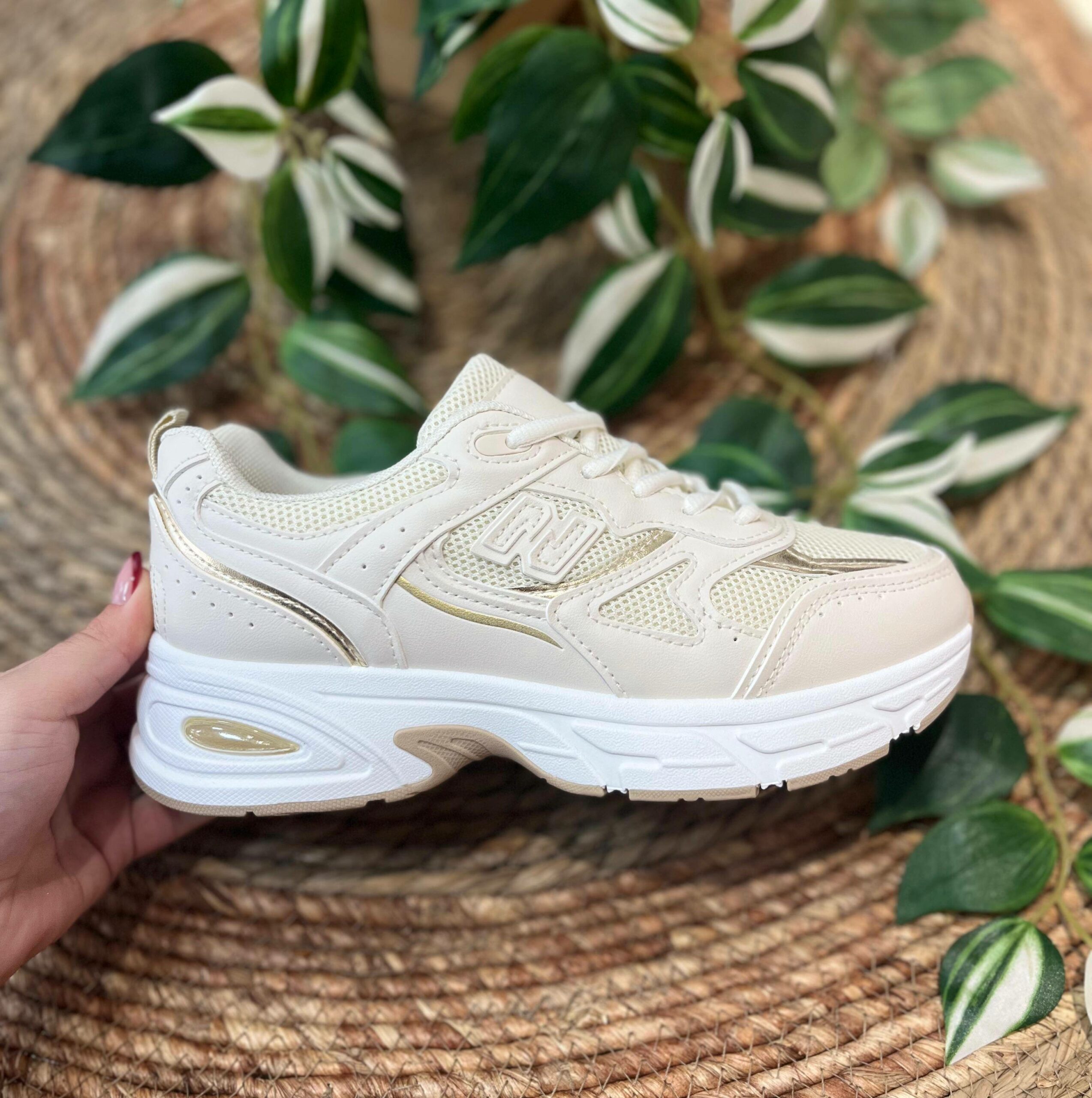 Deportiva de mujer beige y dorado con suela ancha y N lateral- CAROL