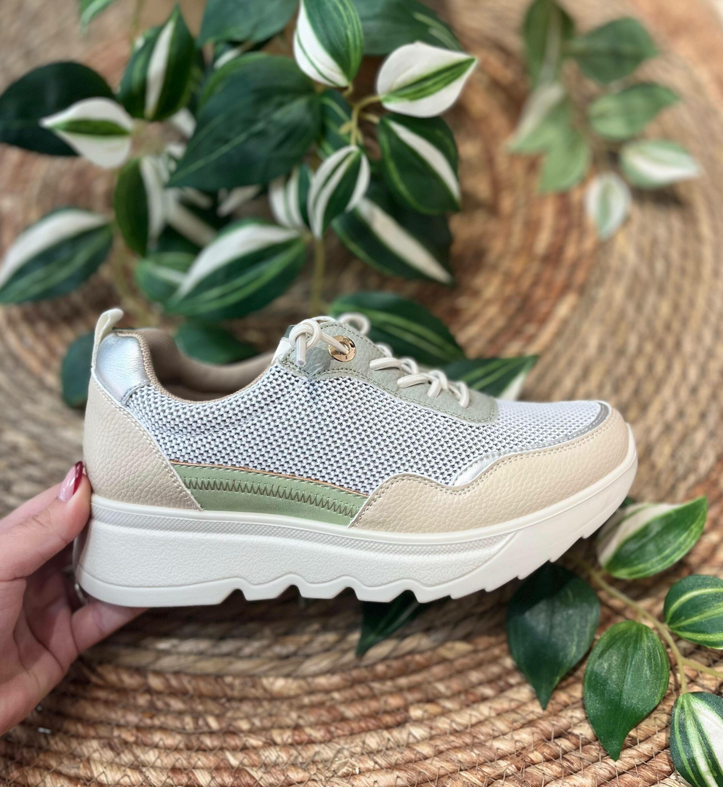 Deportiva de mujer blanca, beige y verde con cordón elástico- ELSA