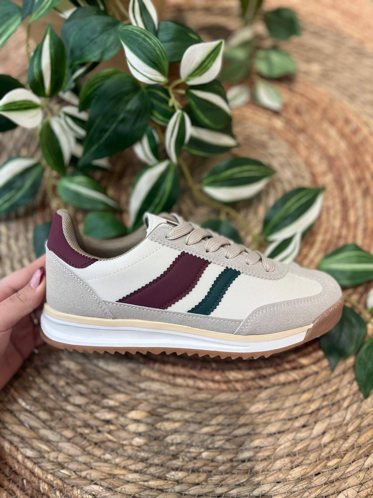 Deportiva de mujer beige con rayas laterales granate y verde- INDIVAR