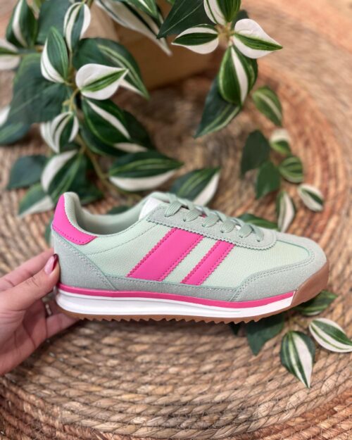 Deportiva de mujer verde con rayas laterales rosa fluorescente- INDIVAR