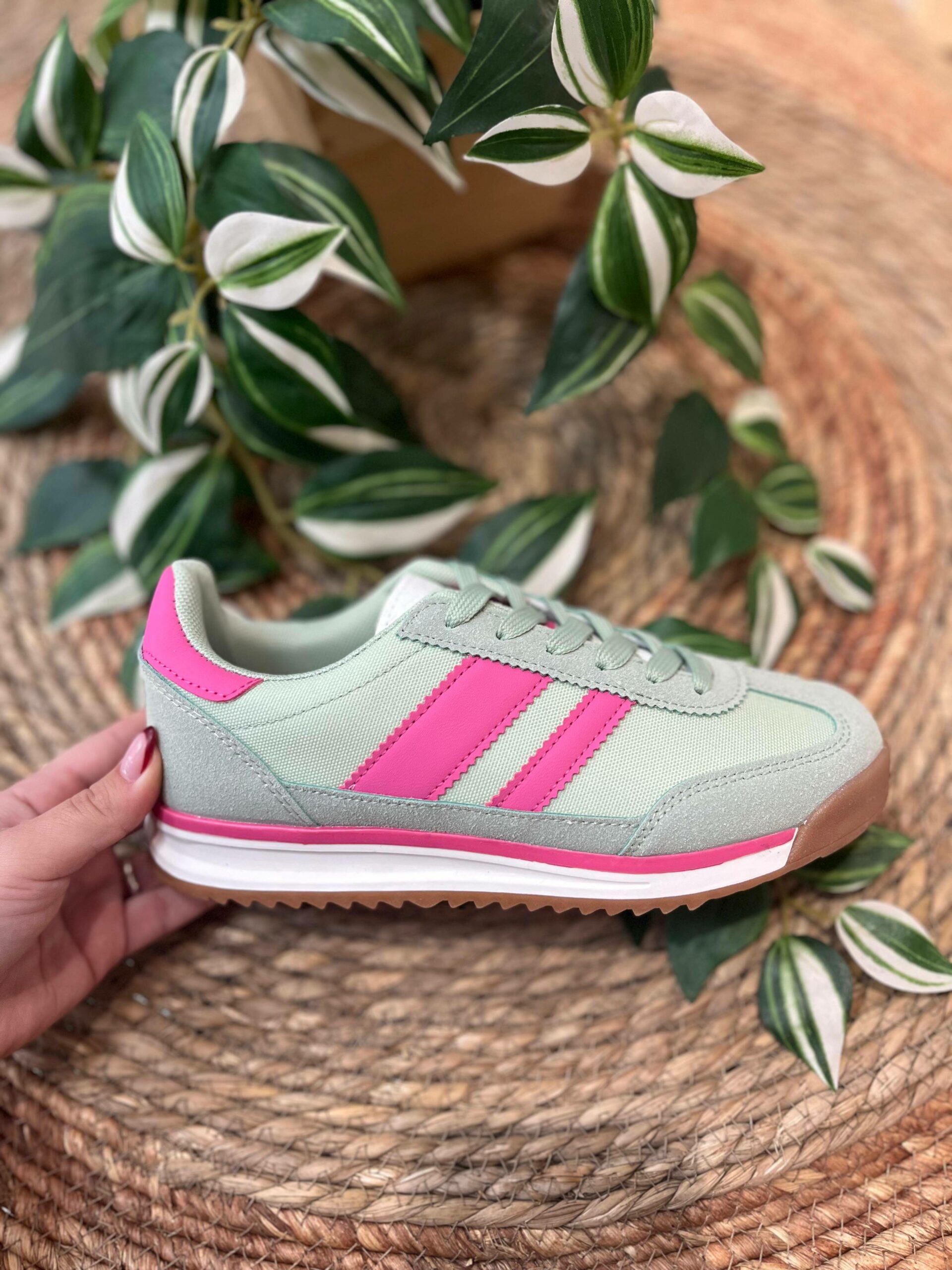 Deportiva de mujer verde con rayas laterales rosa fluorescente- INDIVAR